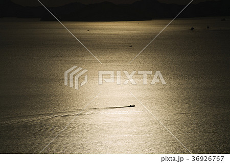 夜明けの瀬戸を行く小舟 夜明けの瀬戸を行く小舟 36926767