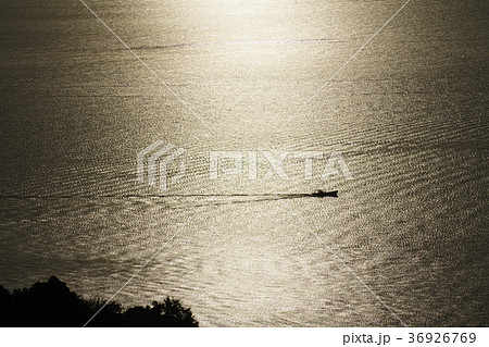 夜明けの瀬戸を行く小舟 夜明けの瀬戸を行く小舟 36926769