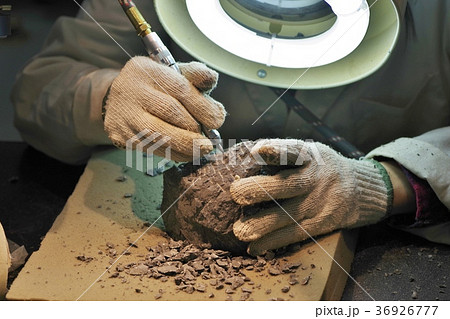 ラボで岩石を削る研究者 ラボで岩石を削る研究者 36926777