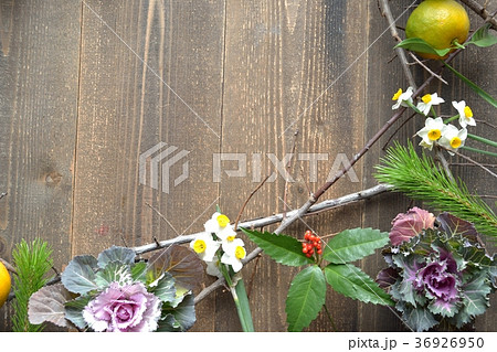 葉牡丹と正月の花のアレンジメント 黒木材背景の写真素材