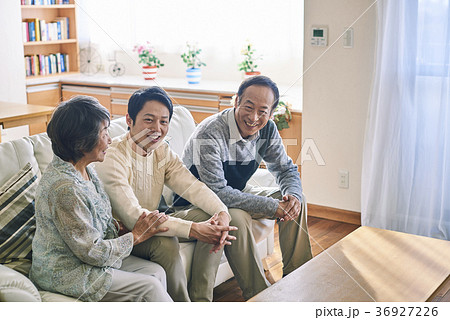 シニアと息子の団らん 36927226
