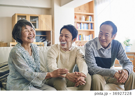 シニアと息子の団らん シニアと息子の団らん 36927228
