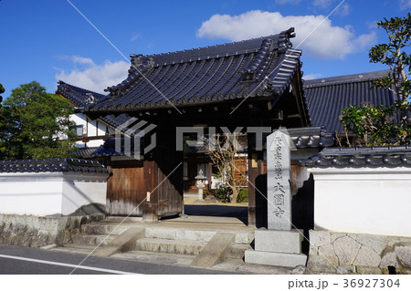 城下町津山の西寺町を東西に走る旧出雲街道に面して建つ「大圓寺」：山門 36927304