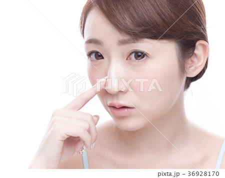 鼻を気にする女性 36928170