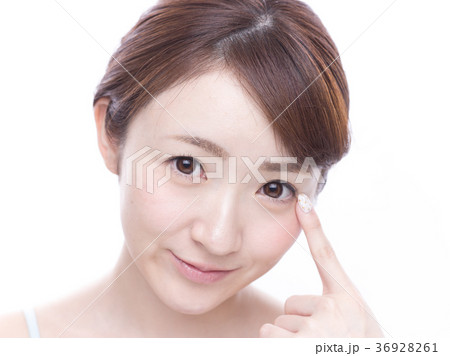 目尻を指差す女性 目尻を指差す女性 36928261