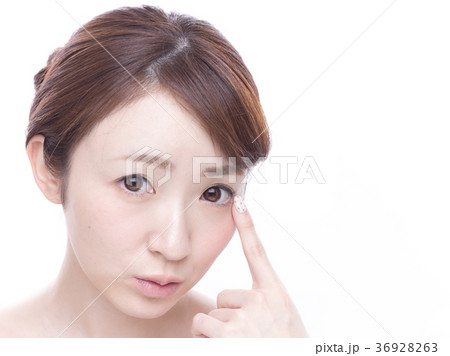 目尻を指差す女性 目尻を指差す女性 36928263