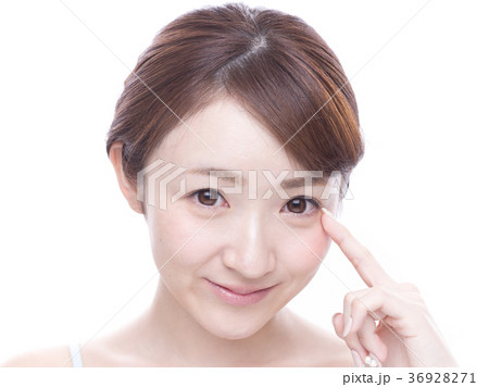 目尻を指差す女性 目尻を指差す女性 36928271