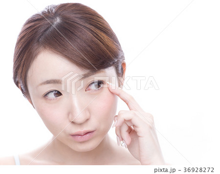 目尻を指差す女性 目尻を指差す女性 36928272