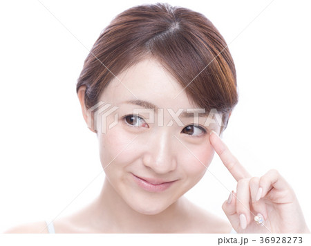 目尻を指差す女性 目尻を指差す女性 36928273