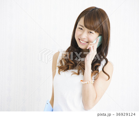 女性　若い女性　笑顔　ライフスタイル　ポートレート 36929124