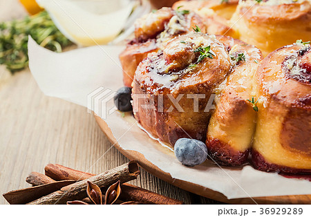 Homemade delicious cinnamon rolls 36929289