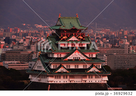 夕日に輝く大阪城 36929632