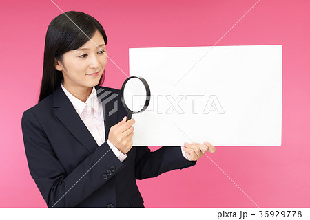 拡大鏡を持つビジネスウーマン 36929778