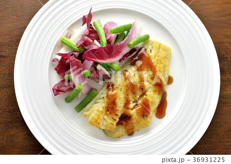 タラのソテー、チコリとインゲンのサラダ/pan fried cod, red chicory タラのソテー、チコリとインゲンのサラダ/pan fried cod, red chicory 36931225