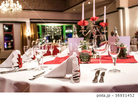 Banquet with red table setting tablecloth white Banquet with red table setting tablecloth white 36931452