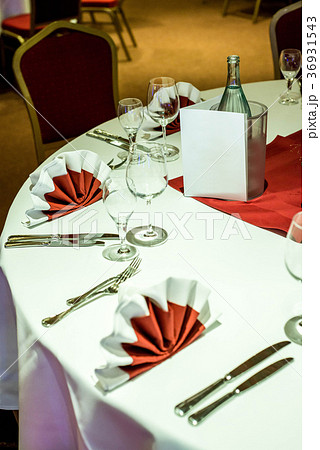Banquet with red table setting tablecloth white 36931543