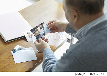 写真を見るシニア 写真を見るシニア 36932644