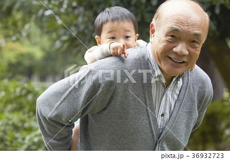 孫と遊ぶシニア 36932723