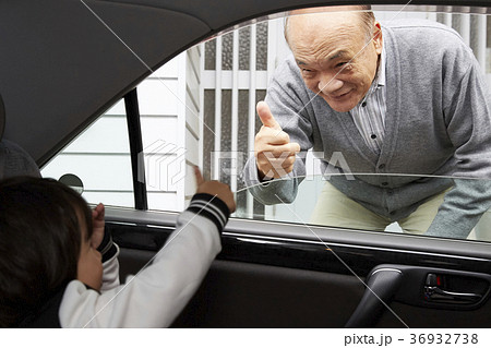 孫を見送るシニア 36932738
