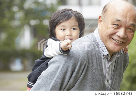 孫と遊ぶシニア 孫と遊ぶシニア 36932743