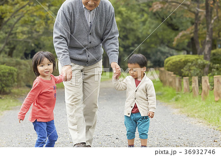 孫と遊ぶシニア 36932746