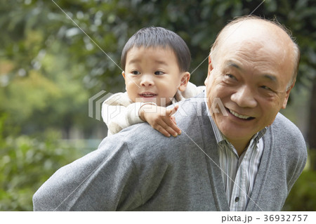 孫と遊ぶシニア 36932757