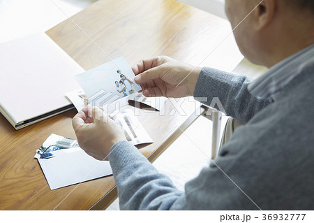写真を見るシニア 36932777