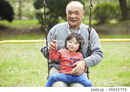 孫と遊ぶシニア 36932779