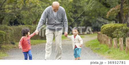 孫と遊ぶシニア 36932781