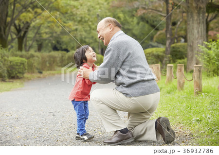 孫と遊ぶシニア 36932786