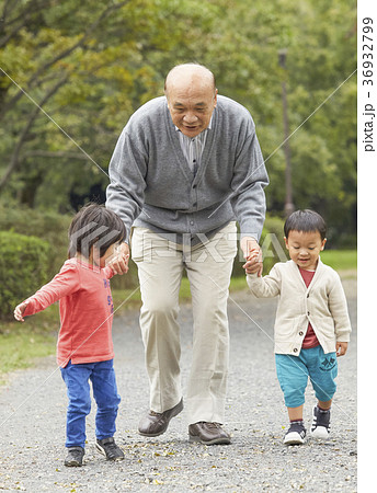 孫と遊ぶシニア 孫と遊ぶシニア 36932799