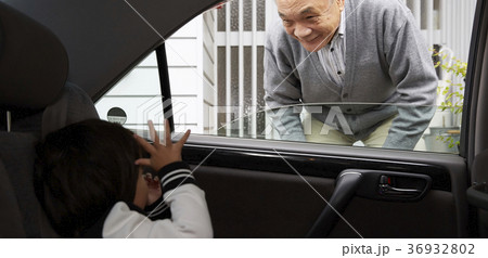 孫を見送るシニア 36932802