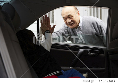 孫を見送るシニア 36932803