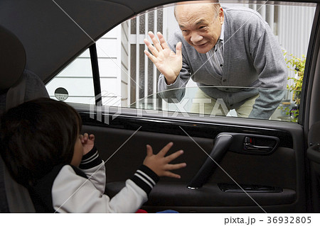 孫を見送るシニア 孫を見送るシニア 36932805