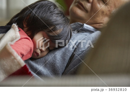 孫と遊ぶシニア 36932810