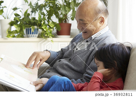 孫と遊ぶシニア 36932811