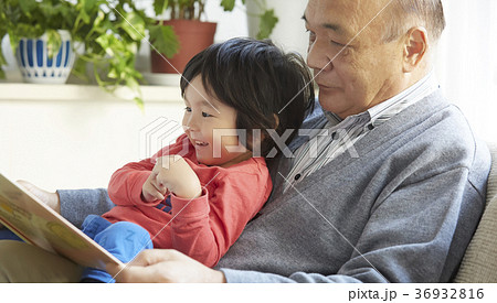 孫と遊ぶシニア 36932816
