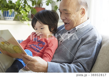孫と遊ぶシニア 36932817