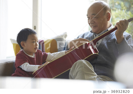 孫と遊ぶシニア 36932820