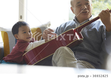 孫と遊ぶシニア 36932825