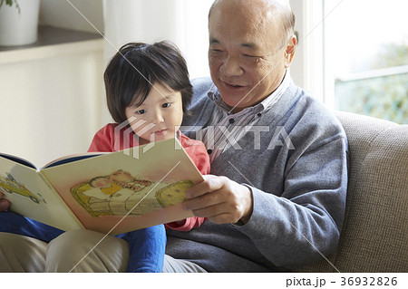 孫と遊ぶシニア 36932826