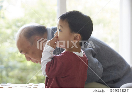 将棋をする子供とシニア 36932827