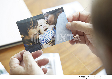 写真を見るシニア 36932829