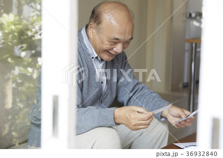 写真を見るシニア 写真を見るシニア 36932840