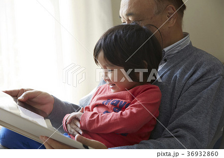 孫と遊ぶシニア 36932860