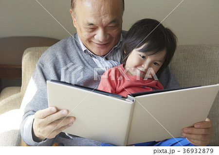 孫と遊ぶシニア 36932879