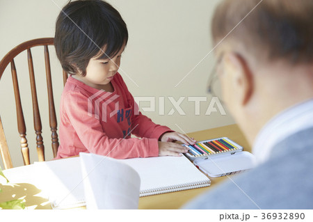 孫と遊ぶシニア 36932890