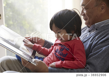 孫と遊ぶシニア 36932906