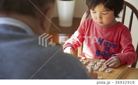 将棋をする子供とシニア 36932919
