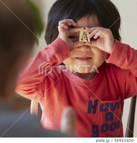 将棋をする子供とシニア 36932920